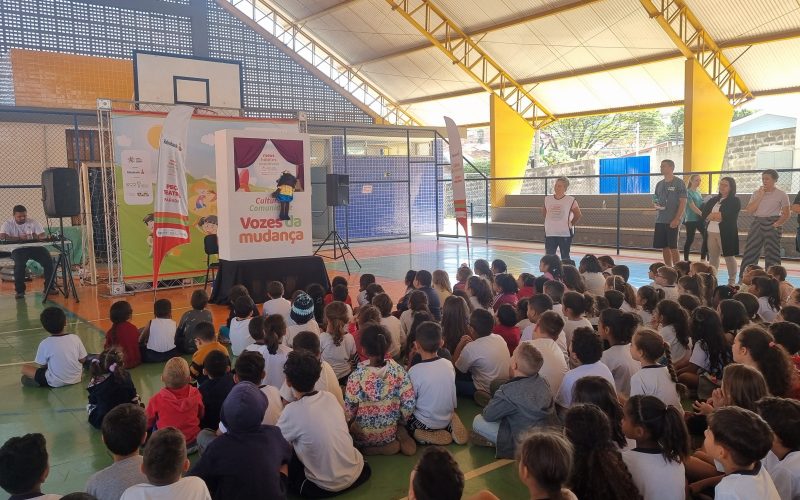 Projeto em escolas públicas de SP e MG usa teatro para incentivar crianças a refletirem sobre sustentabilidade